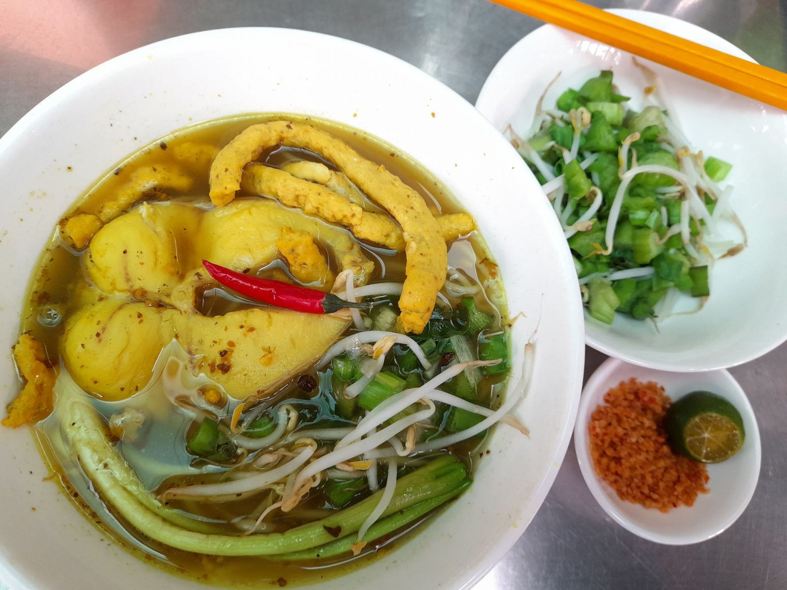 Món ngon độc đáo của quê hương Long An Bún Xiêm Lo có một đặc trưng là dùng rất nhiều nghệ trong nước lèo nên sợi bún, thớ cá đều thấm đẫm màu vàng ươm bắt mắt