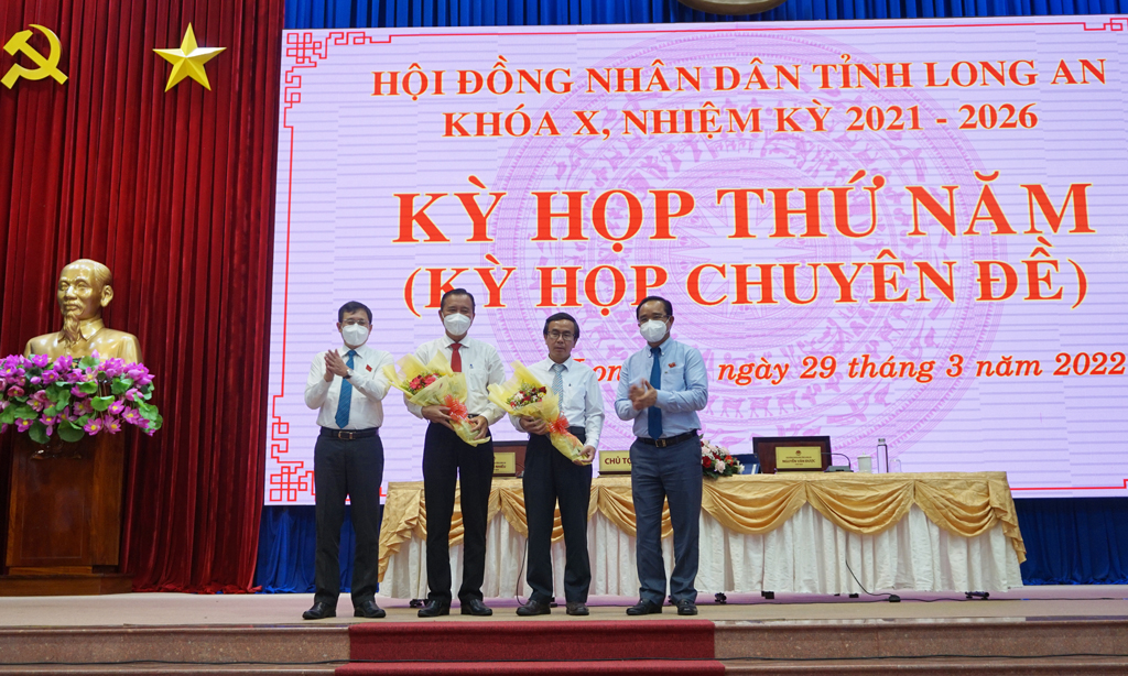 Long An People's Council holds thematic meeting to approve 18 resolutions related to 6 groups of issues Director of Department of Construction - Nguyen Van Hung and Director of Department of Education and Training - Nguyen Quang Thai was elected to hold the position of Member of Provincial People's Committee, term X, term 2021 – 2026