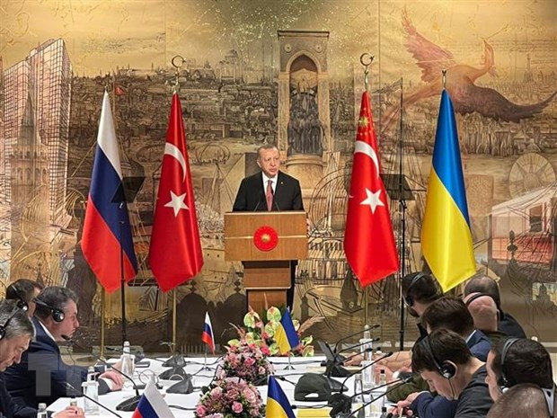 Tổng thống Thổ Nhĩ Kỳ Recep Tayyip Erdogan (giữa) trong cuộc gặp phái đoàn Nga (trái) và Ukraine (phải) tại thành phố Istanbul, ngày 29/3/2022. (Ảnh: AFP/TTXVN)