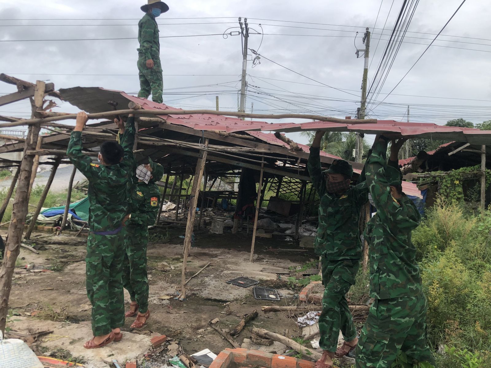 Bình yên nơi biên giới Thạnh Trị Cán bộ, chiến sĩ Đồn Biên phòng Thạnh Trị giúp người dân sửa nhà sau thiên tai