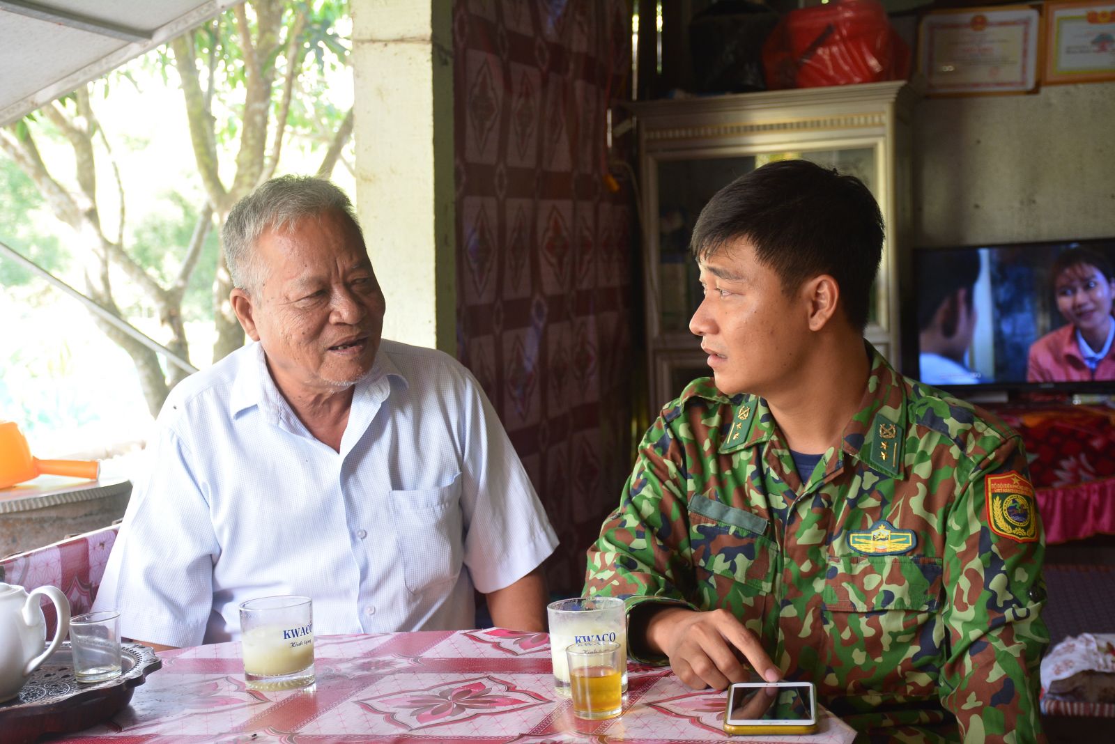 Ông Lương Văn Mười trò chuyện cùng Trung tá Ngô Tuấn Vũ