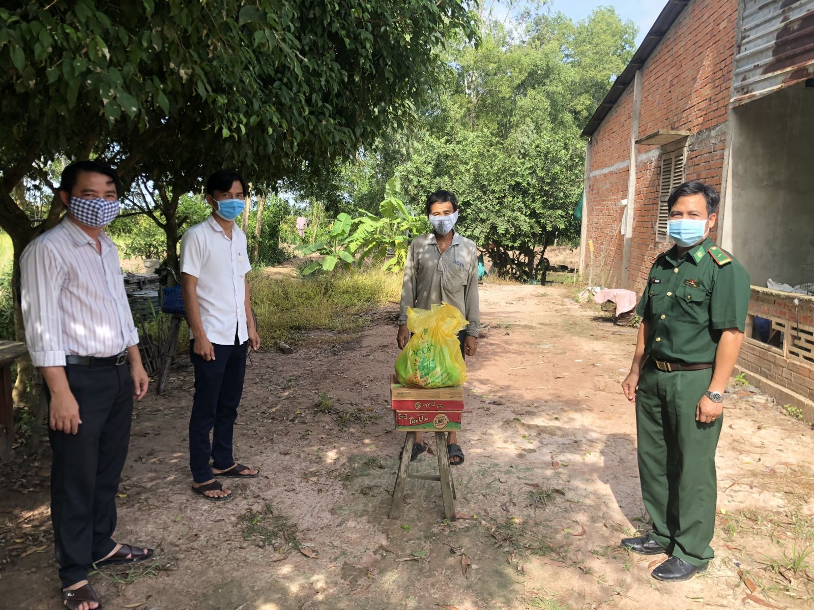 Bình yên nơi biên giới Thạnh Trị Đồn Biên phòng Thạnh Trị phối hợp chính quyền địa phương tặng quà gia đình có hoàn cảnh khó khăn trên tuyến biên giới