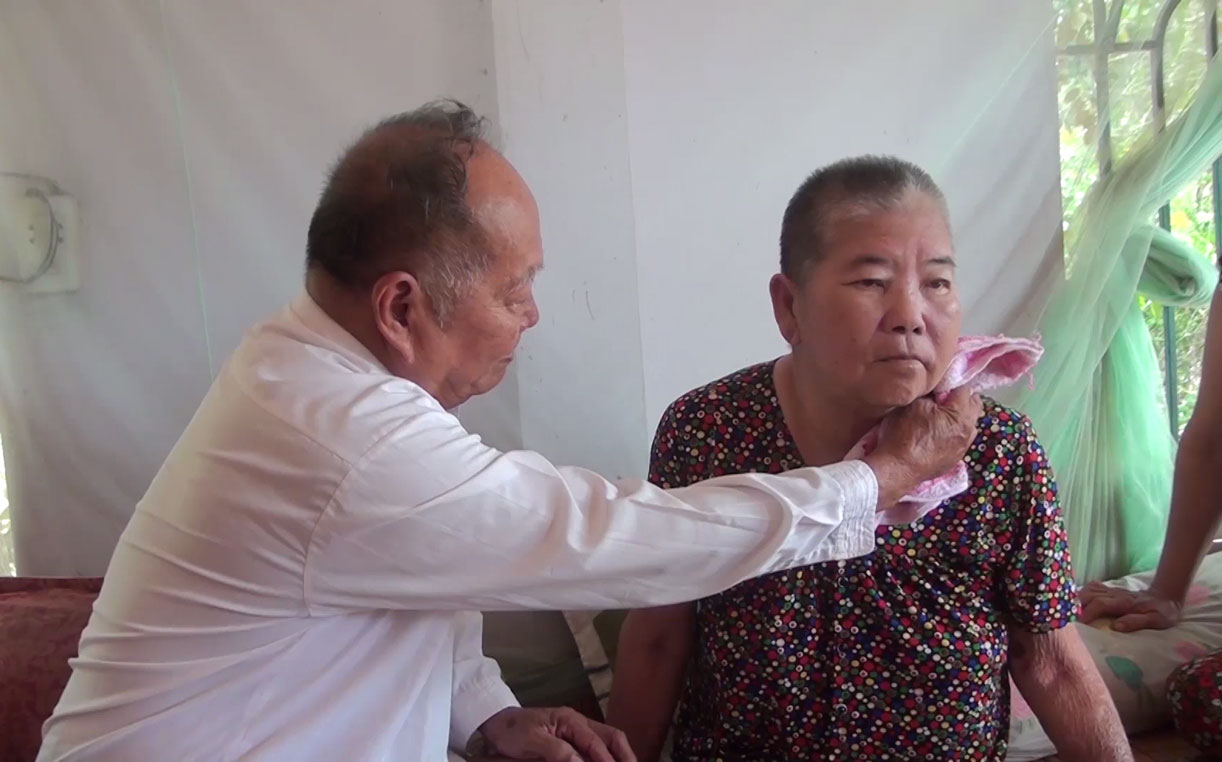 Ông Trương Thành Nghiệp ân cần chăm sóc vợ mỗi ngày
