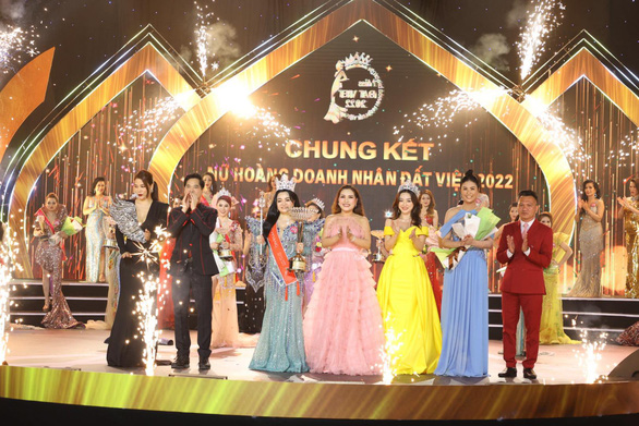 Nguyễn Thị Thanh Thúy đăng quang Nữ hoàng Doanh nhân đất Việt 2022