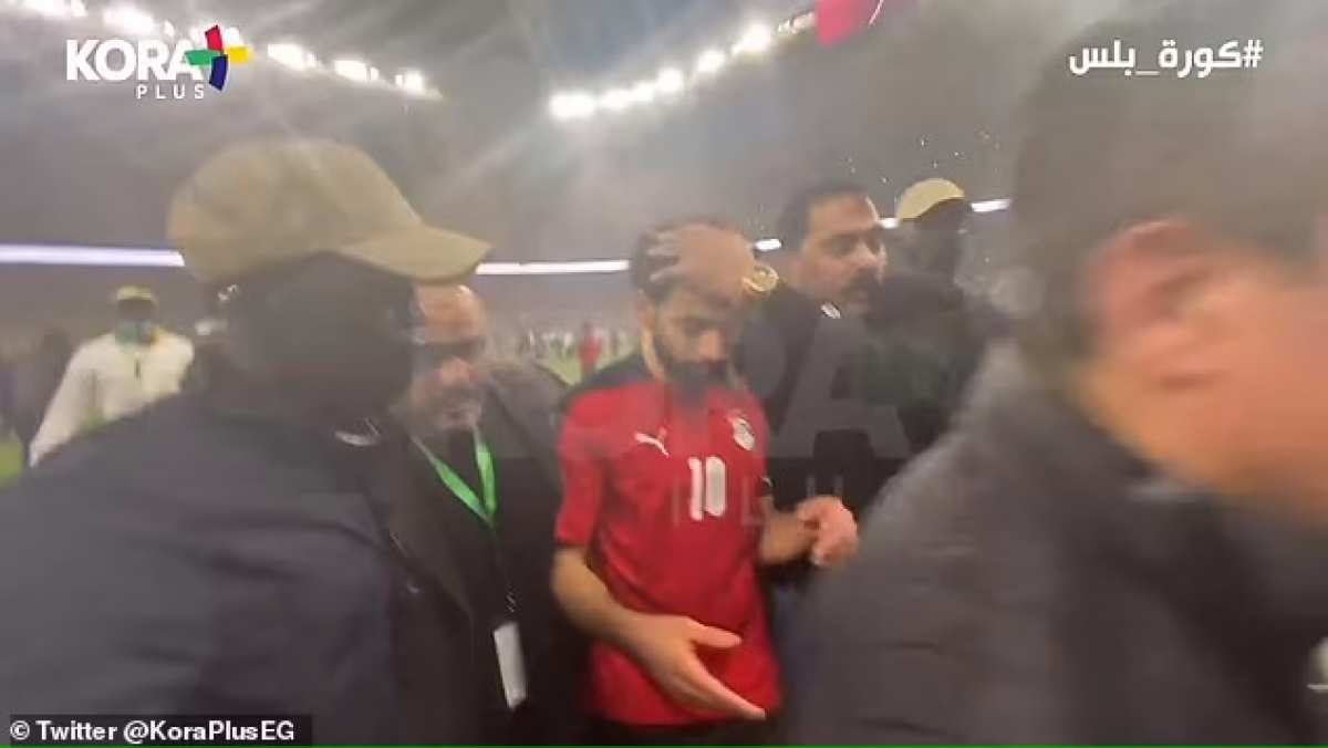 Salah bị các cổ động viên Senegal tấn công.
