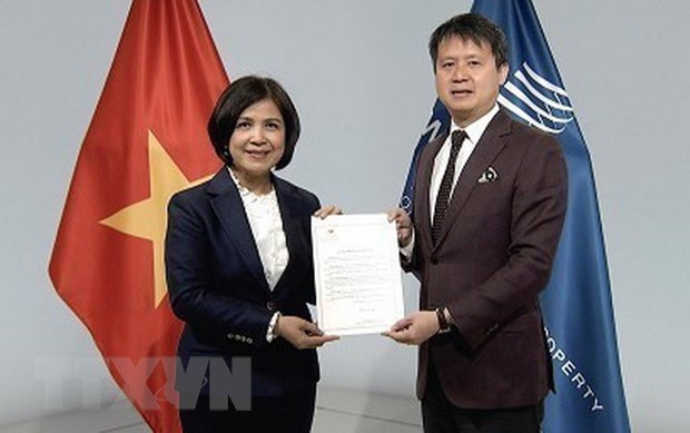Đại sứ Lê Thị Tuyết Mai trao văn kiện Việt Nam gia nhập Hiệp ước WIPO về buổi biểu diễn và bản ghi âm cho Tổng giám đốc WIPO Daren Tang. (Ảnh: TTXVN phát)