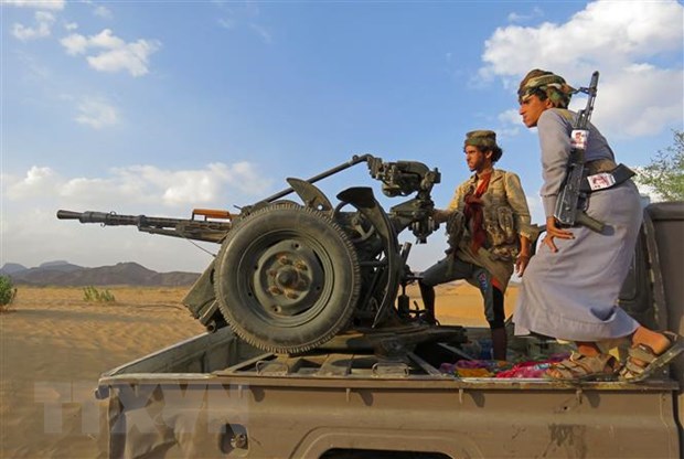 Quân Chính phủ Yemen trong cuộc giao tranh với lực lượng Houthi tại tỉnh Marib ngày 31/3/2021. (Ảnh: AFP/TTXVN)