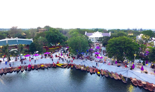 Leaders of Ho Chi Minh City and provinces and cities in the Mekong River Delta signed a cooperation agreement on tourism development and launched 