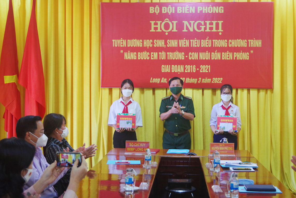 Đại tá Nguyễn Minh Phương - Phó Chính ủy Bộ đội Biên phòng tỉnh, tặng quà học sinh tại Hội nghị tuyên dương học sinh, sinh viên tiêu biểu trong chương trình Nâng bước em tới trường - Con nuôi đồn biên phòng giai đoạn 2016-2021