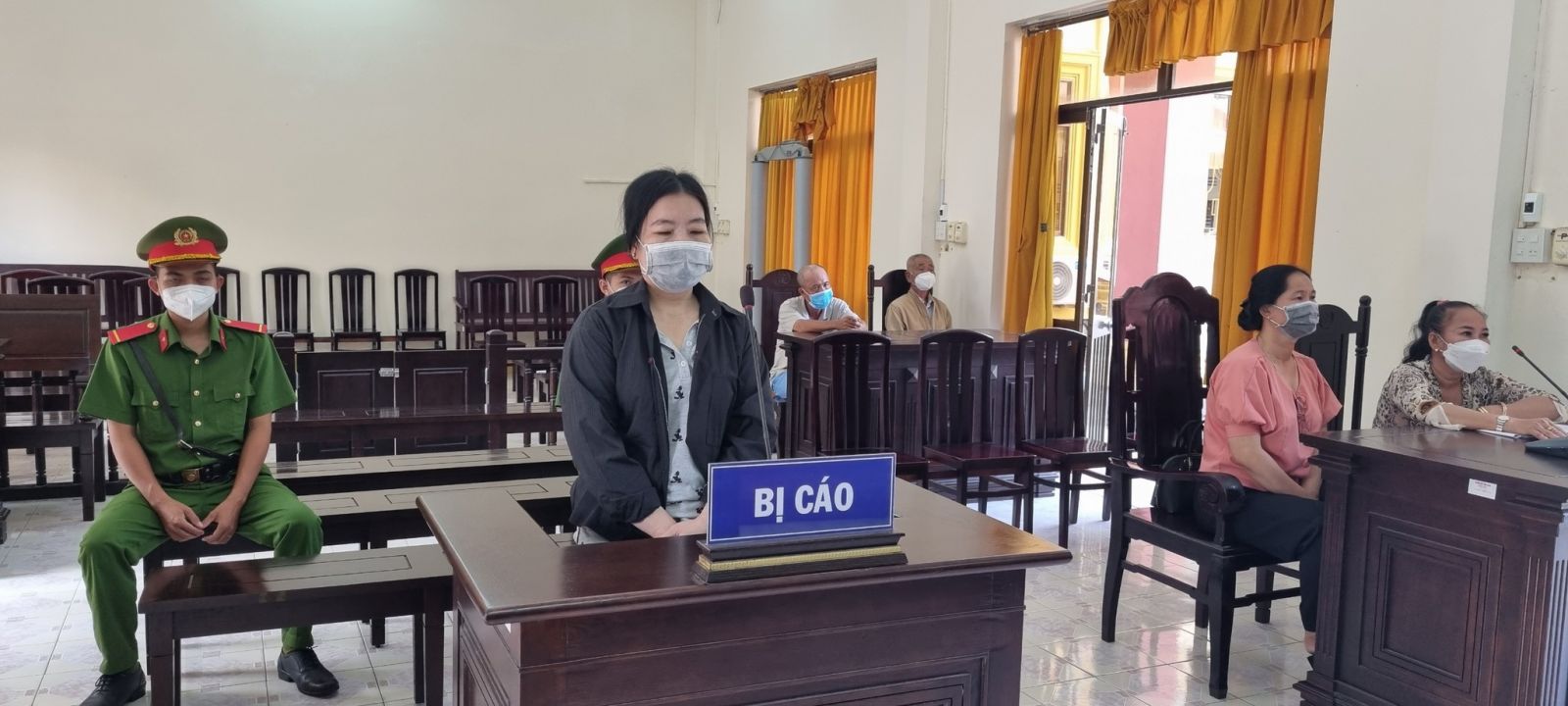 Bị cáo Lê Thị Ánh Tuyết tại phiên tòa ngày 7/4. Ảnh BÁCH HỶ