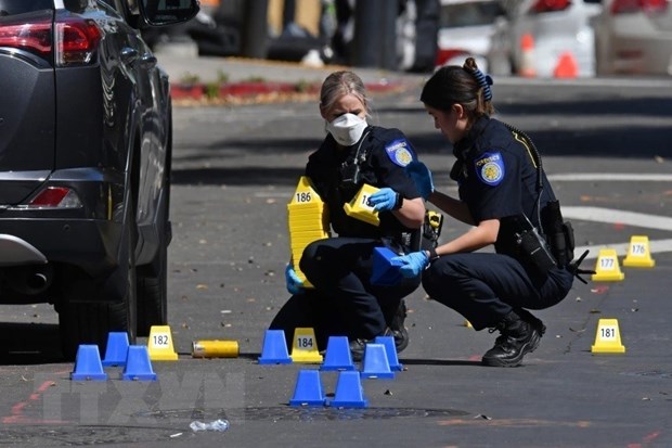 Cảnh sát điều tra tại hiện trường vụ xả súng ở thành phố Sacramento, bang California, Mỹ ngày 3/4/2022. (Ảnh: The Mercury Times/TTXVN)