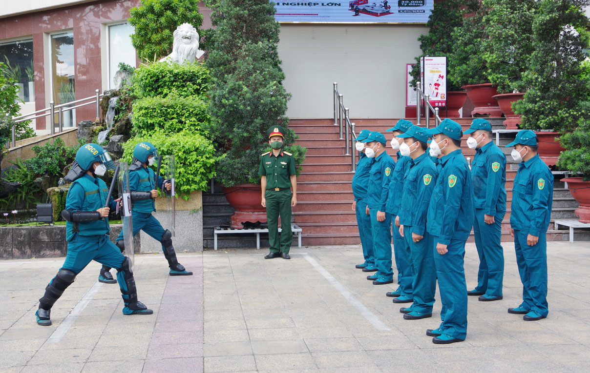 Lực lượng tự vệ trong doanh nghiệp trên thao trường huấn luyện Lực lượng tự vệ Ngân hàng Nông nghiệp và Phát triển nông thôn chi nhánh Long An huấn luyện mang đeo công cụ hỗ trợ