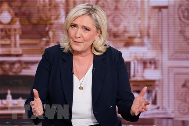 Bà Marine Le Pen, ứng cử viên cánh hữu tham gia cuộc bầu cử Tổng thống Pháp 2022, trả lời phỏng vấn của kênh truyền hình TF1 tại Boulogne-Billancourt, ngoại ô Paris, ngày 6/4/2022. (Ảnh: AFP/TTXVN)