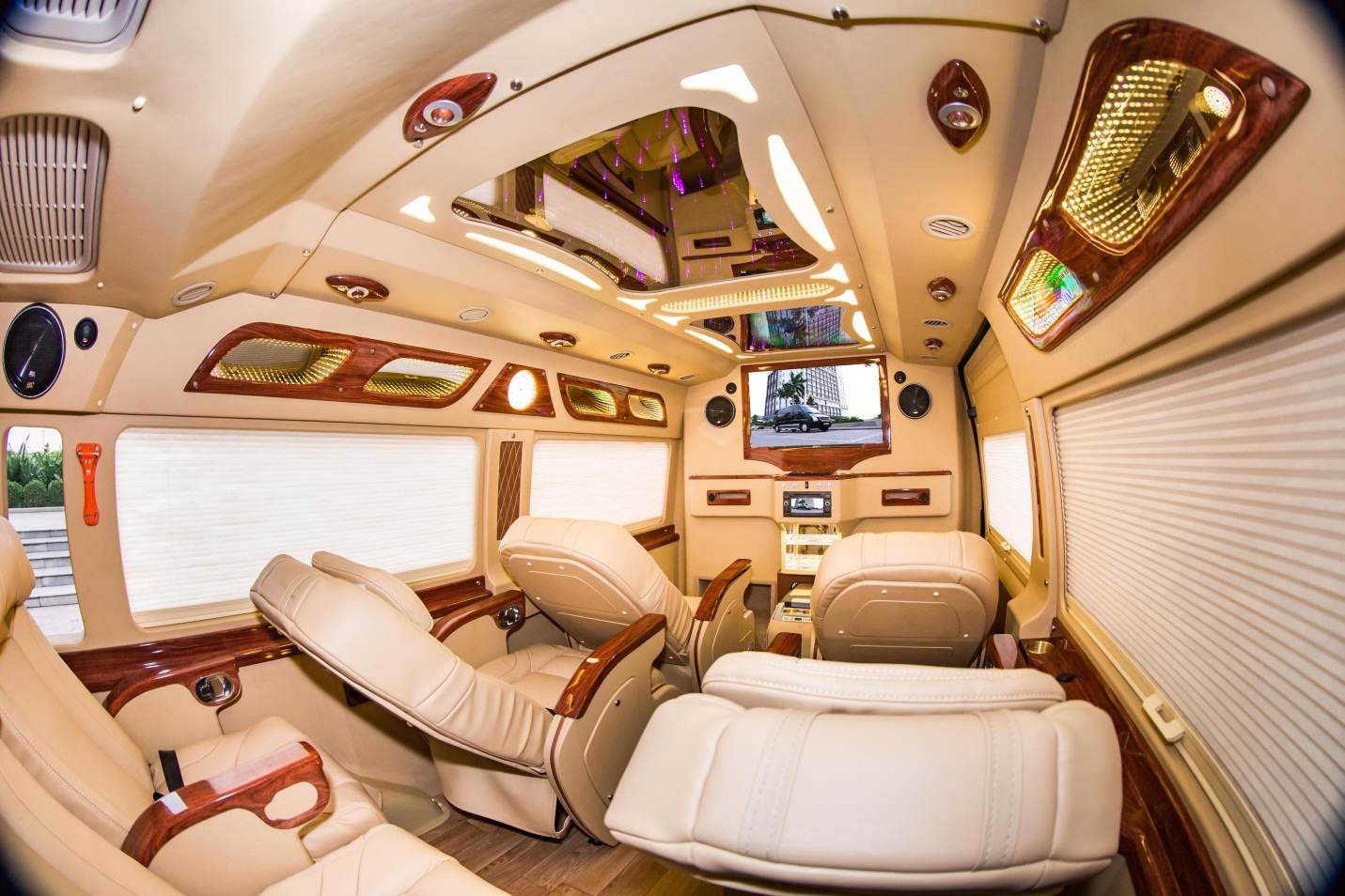 5 xe limousine đi Hải Phòng uy tín được yêu thích hiện nay Hoàng Long trang bị nhiều tiện ích, đáp ứng nhu cầu của khách hàng
