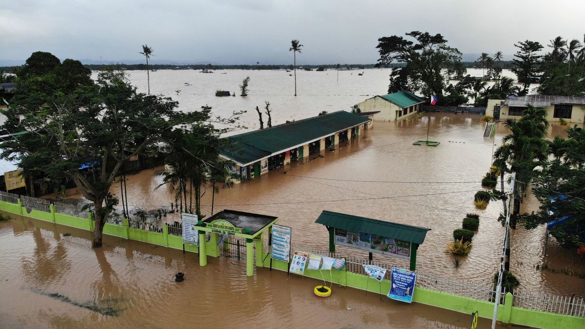 Bão nhiệt đới Megi gây mưa lớn dẫn tới ngập lụt ở Philippines. Ảnh: CNN