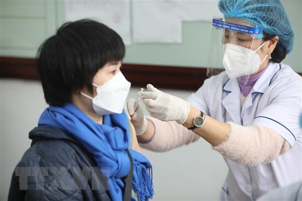 Nhân viên y tế tiêm vaccine phòng COVID-19 cho người dân phường Lê Đại Hành, quận Hai Bà Trưng, Hà Nội. (Ảnh: Minh Quyết/TTXVN)