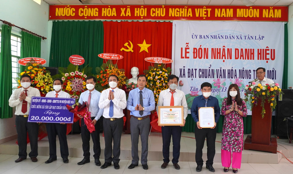 Tân Lập đón nhận danh hiệu xã đạt chuẩn văn hóa - nông thôn mới