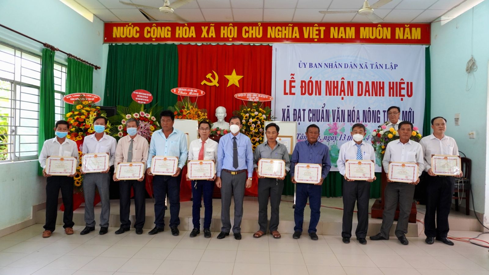 Tân Lập đón nhận danh hiệu xã đạt chuẩn văn hóa - nông thôn mới