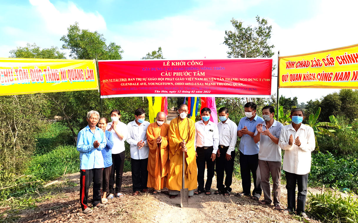 Ban Trị sự Giáo hội Phật giáo Việt Nam huyện Tân Thạnh phối hợp chính quyền và người dân xã Tân Hòa khởi công cầu giao thông nông thôn