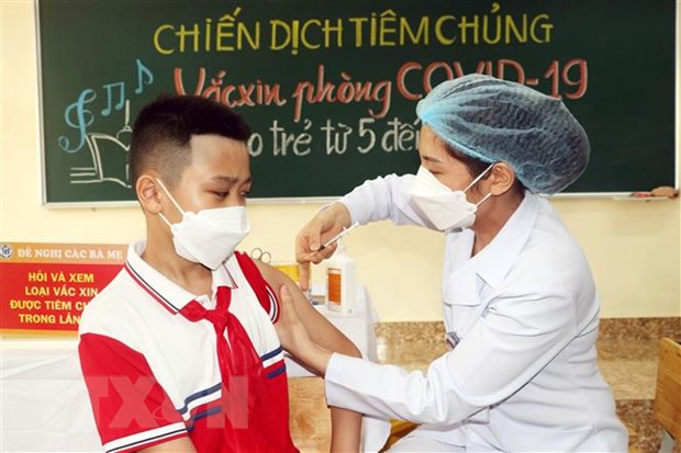 Tiêm vaccine cho học sinh lớp 6 ở Quảng Ninh. (Ảnh: Văn Đức/TTXVN)
