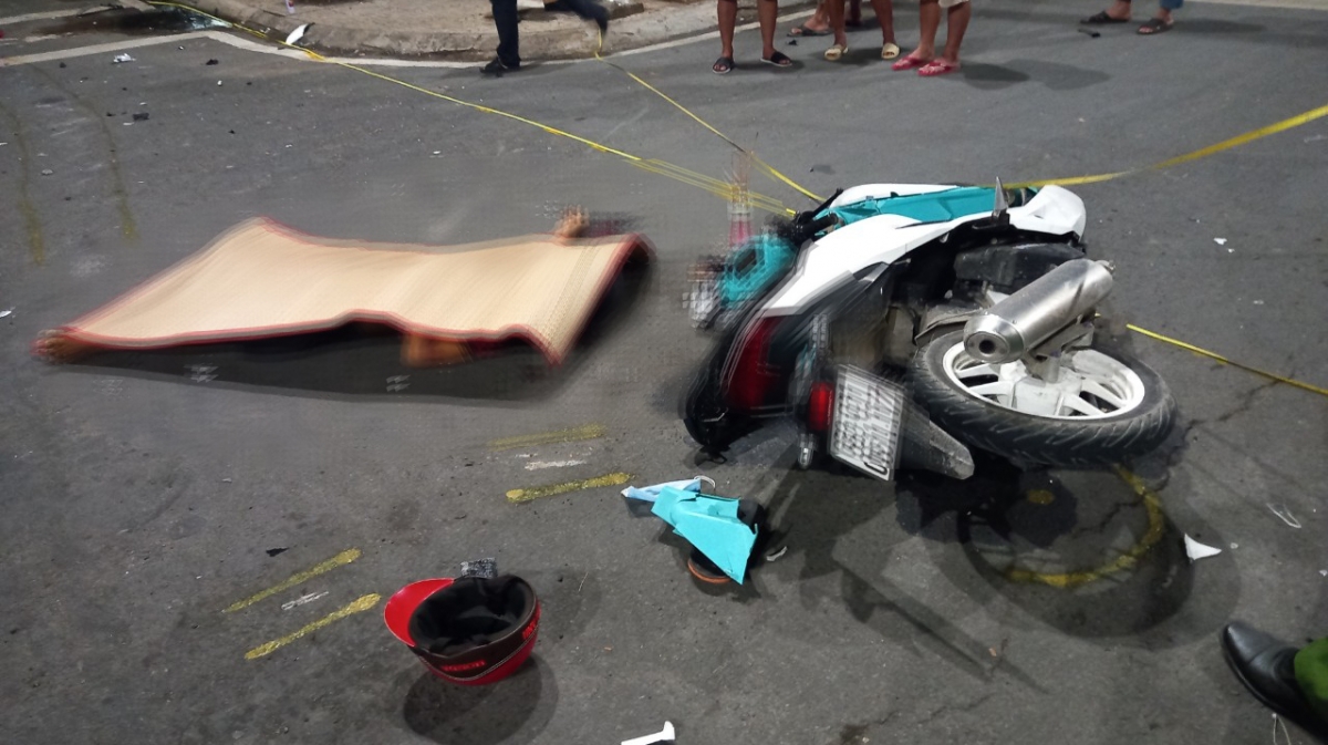 Hiện trường sau vụ tai nạn giữa ô tô 7 chỗ và xe gắn máy