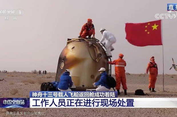 Tàu vũ trụ chở các phi hành gia Trung Quốc đáp xuống khu vực Nội Mông sáng 16/4. (Ảnh: CCTV)