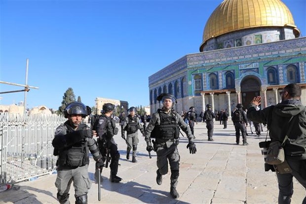 Dư luận thế giới lên án tình trạng bạo lực tại Đông Jerusalem Cảnh sát Israel tại khu vực Đền Al-Aqsa ở Đông Jerusalem ngày 15/4. (Ảnh: THX/TTXVN)