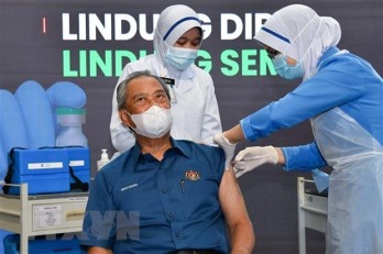 Malaysia administers COVID-19 booster shot to protect vulnerable people Malaysia administers COVID-19 booster shot to protect vulnerable people