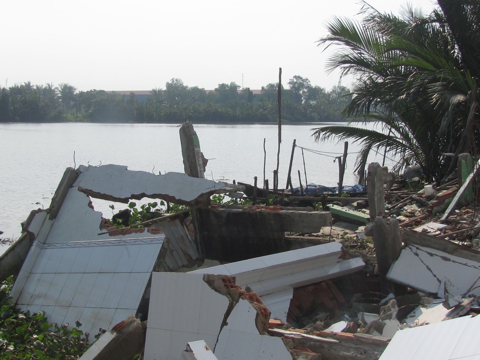 Cả ngôi nhà kiên cố của một gia đình ở ấp Rạch Chanh, xã Lợi Bình Nhơn bị cuốn trôi xuống sông Vàm Cỏ Tây (Ảnh tư liệu)