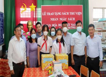 Sở Thông tin và Truyền thông tỉnh tặng sách tại huyện Tân Hưng Sở Thông tin và Truyền thông tỉnh tặng sách tại huyện Tân Hưng