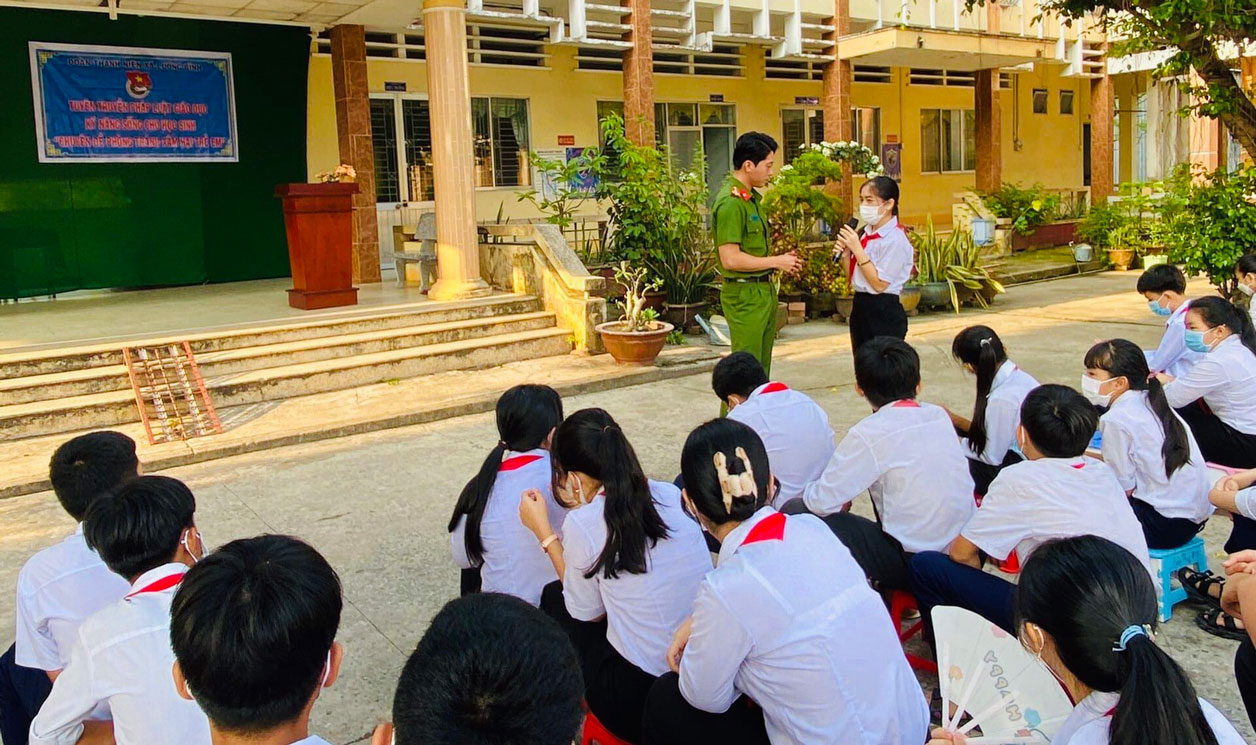 Tuyên truyền pháp luật tại Trường THCS Lương Bình, xã Lương Bình, huyện Bến Lức