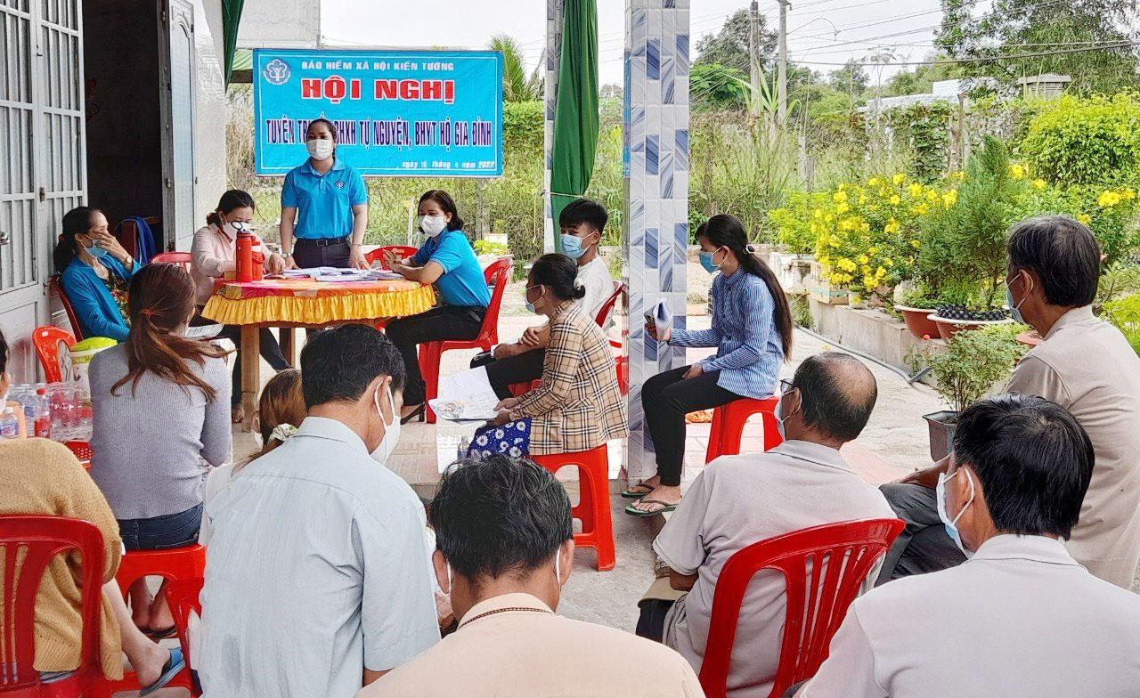 Bảo hiểm xã hội thị xã Kiến Tường tuyên truyền nhóm nhỏ về chính sách bảo hiểm xã hội tự nguyện, bảo hiểm y tế hộ gia đình