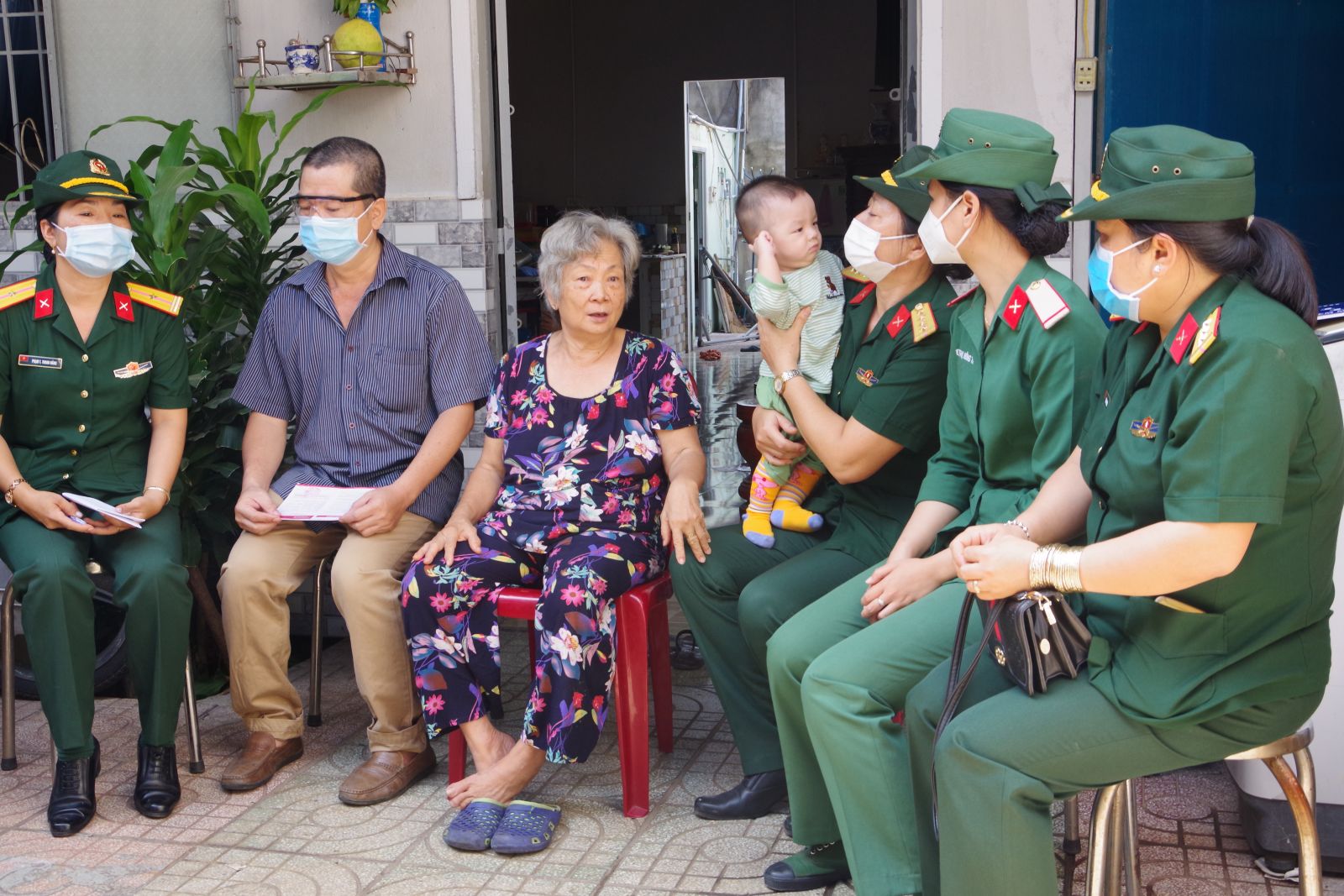Hội Phụ nữ cơ sở Bộ Chỉ huy Quân sự tỉnh đến thăm bé Trịnh Thanh Tùng