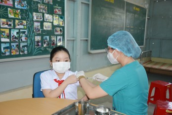 Cần Giuộc: Tiêm vắc-xin phòng Covid-19 cho trẻ 11 tuổi