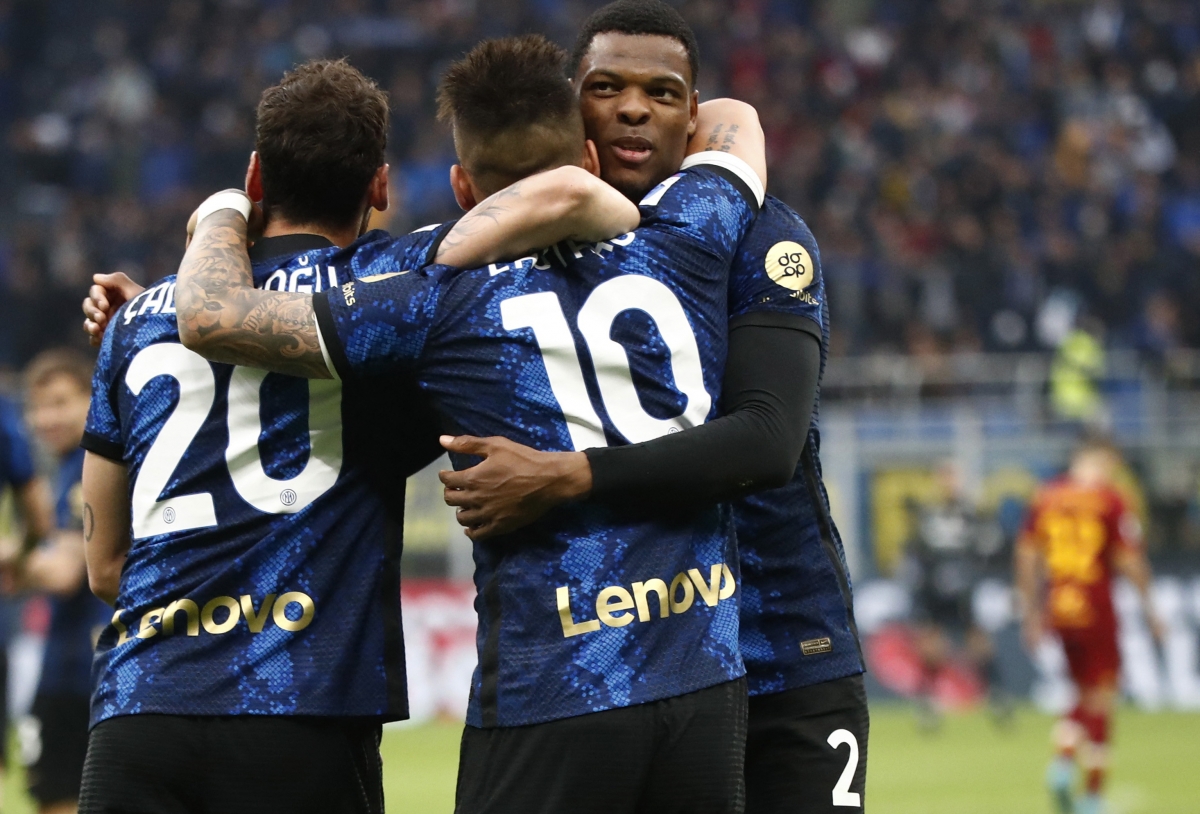 Các cầu thủ Inter ăn mừng chiến thắng. (Ảnh: Reuters)