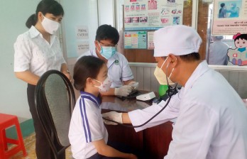Phó Chủ tịch UBND TP.Tân An kiểm tra tiêm vắc-xin phòng Covid-19 cho trẻ từ 5 - 11 tuổi
