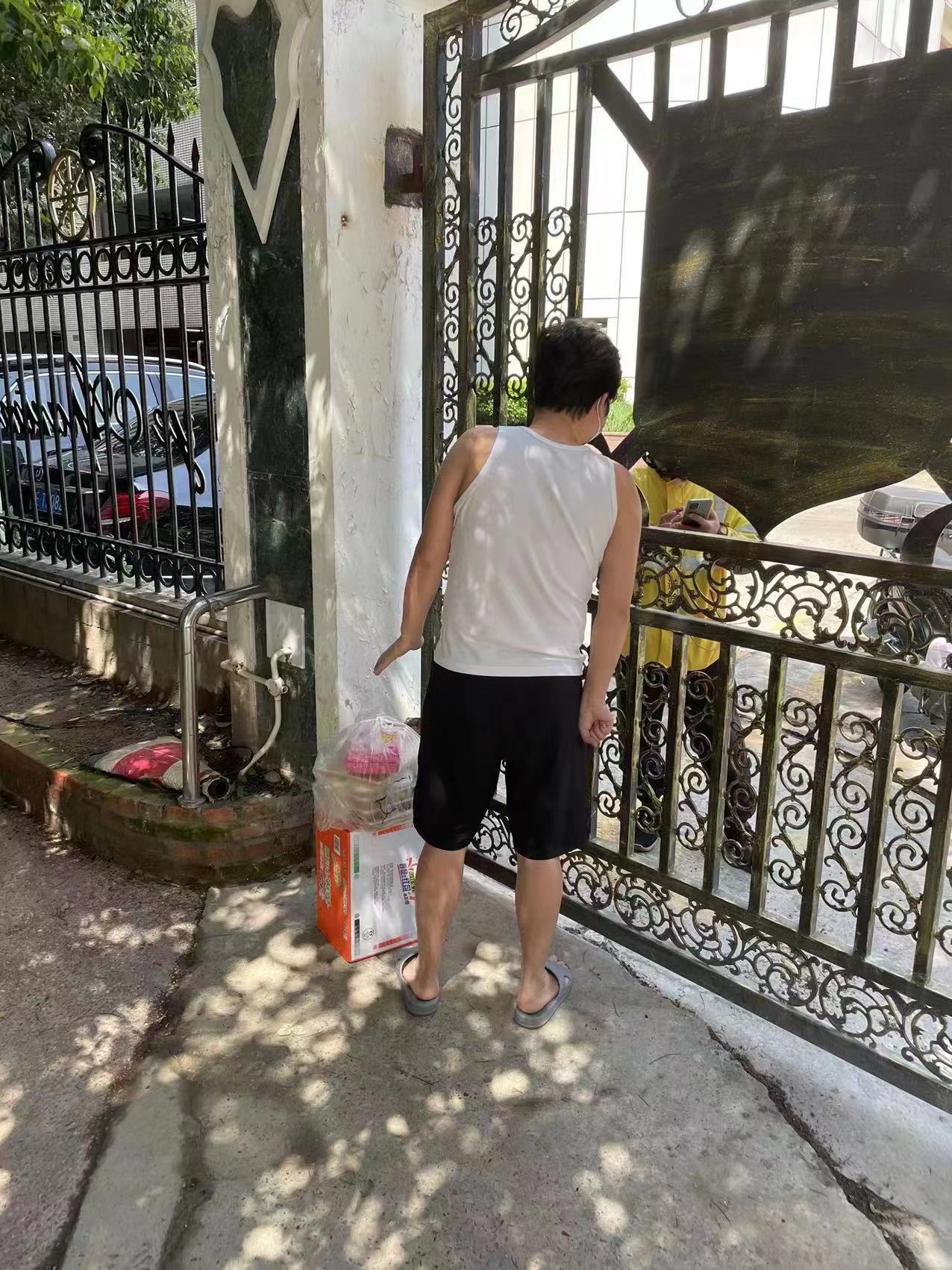 Một người dân ở khu chung cư của chị Ngọc Trai tự ý xuống nhận hàng, và bị báo cảnh sát