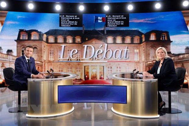 Hai ứng viên tranh cử Tổng thống Pháp vòng 2: đương kim Tổng thống Emmanuel Macron (trái) và đại diện đảng Tập hợp quốc gia, bà Marine Le Pen trong cuộc tranh luận trực tiếp trên truyền hình ngày 20/4. (Ảnh: AFP/TTXVN)