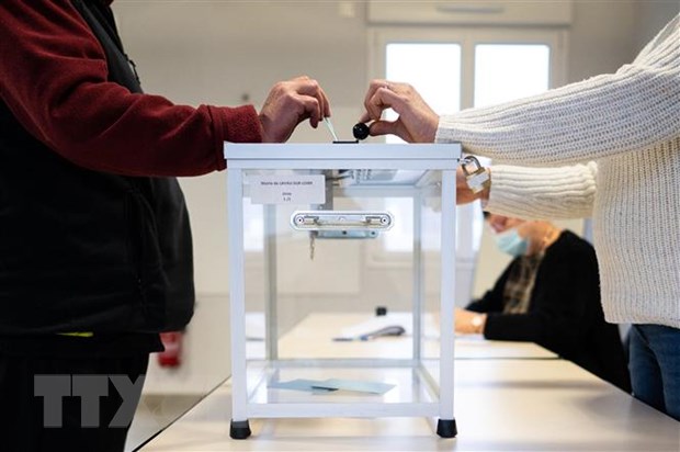 Cử tri bỏ phiếu trong vòng hai cuộc bầu cử Tổng thống Pháp tại Lavau-sur-Loire ngày 24/4/2022. (Ảnh: AFP/TTXVN)