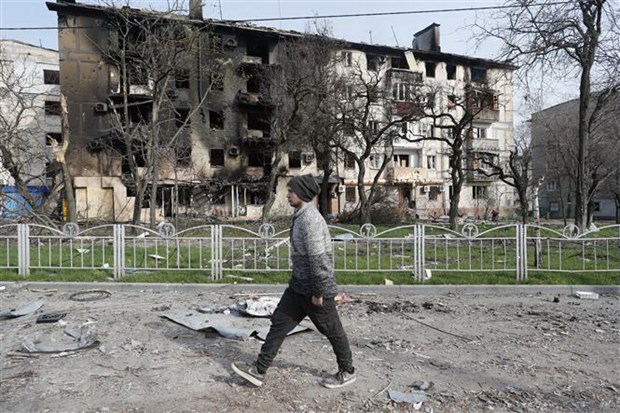 Một tòa nhà chung cư bị phá hủy trong cuộc xung đột tại Mariupol, Ukraine. (Ảnh: THX/TTXVN)