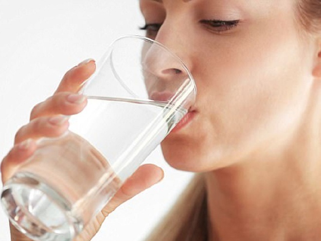 Uống nhiều nước giúp làm loãng chất nhầy trong mũi, giúp xì mũi dễ dàng hơn. Ảnh minh họa: SHUTTERSTOCK