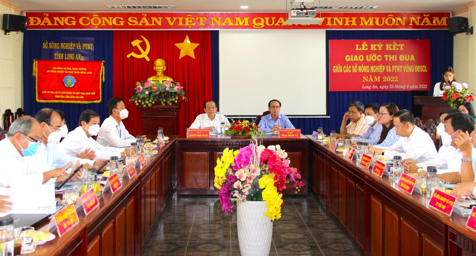 Signing emulation agreement between Departments of Agriculture and Rural Development in Mekong Delta