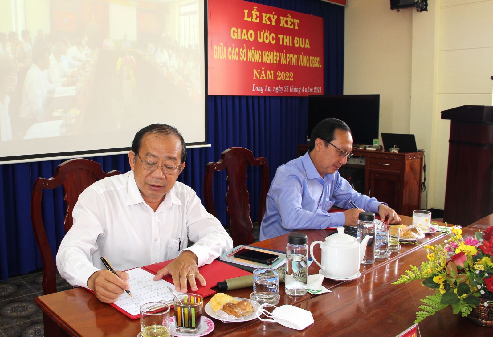 Signing emulation agreement between Departments of Agriculture and Rural Development in Mekong Delta