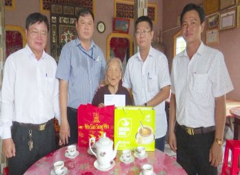 Bí thư Huyện ủy Tân Trụ thăm, tặng quà Mẹ Việt Nam Anh hùng