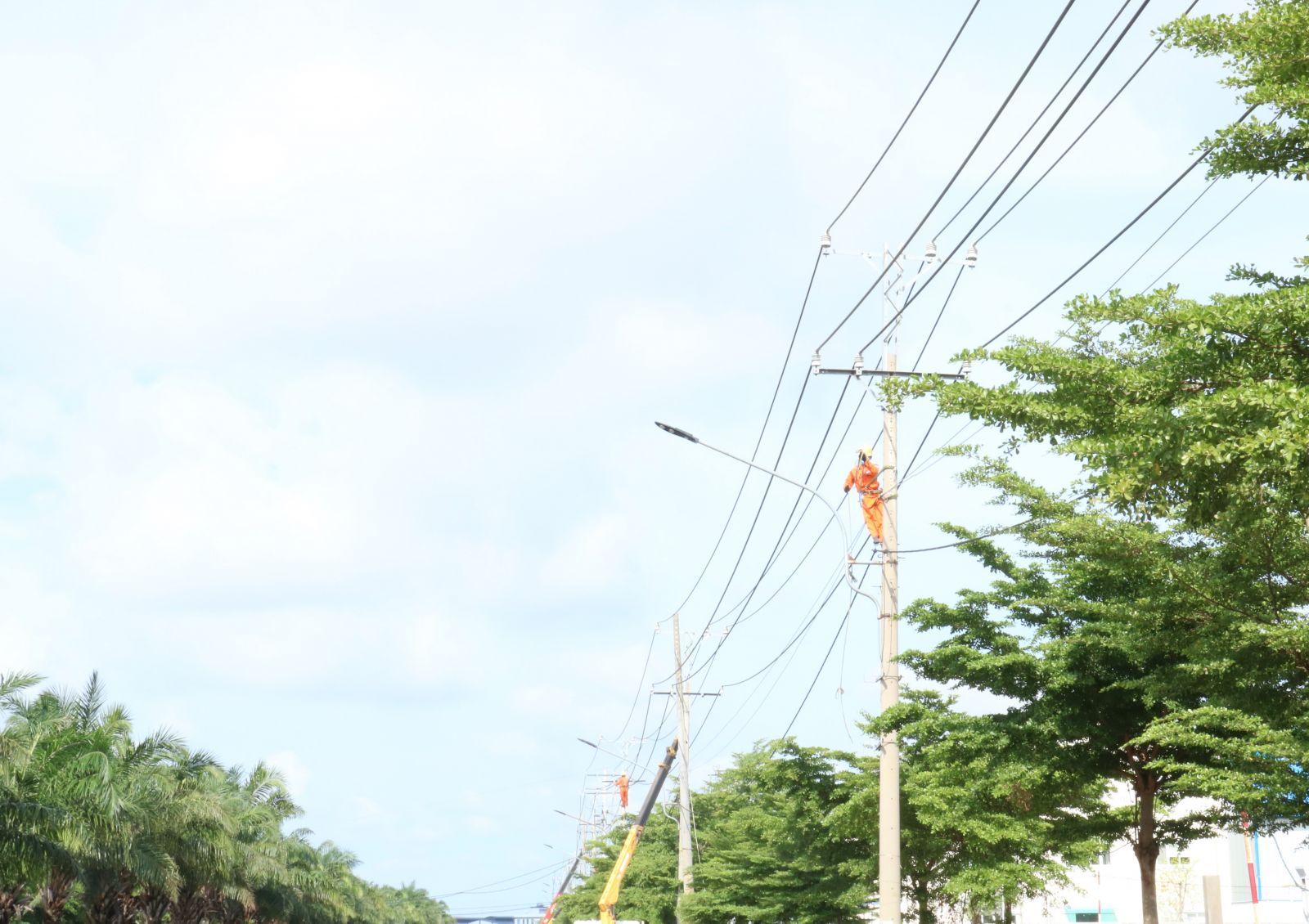 Bảo đảm cấp đầy đủ điện dịp lễ 30/4 - 1/5