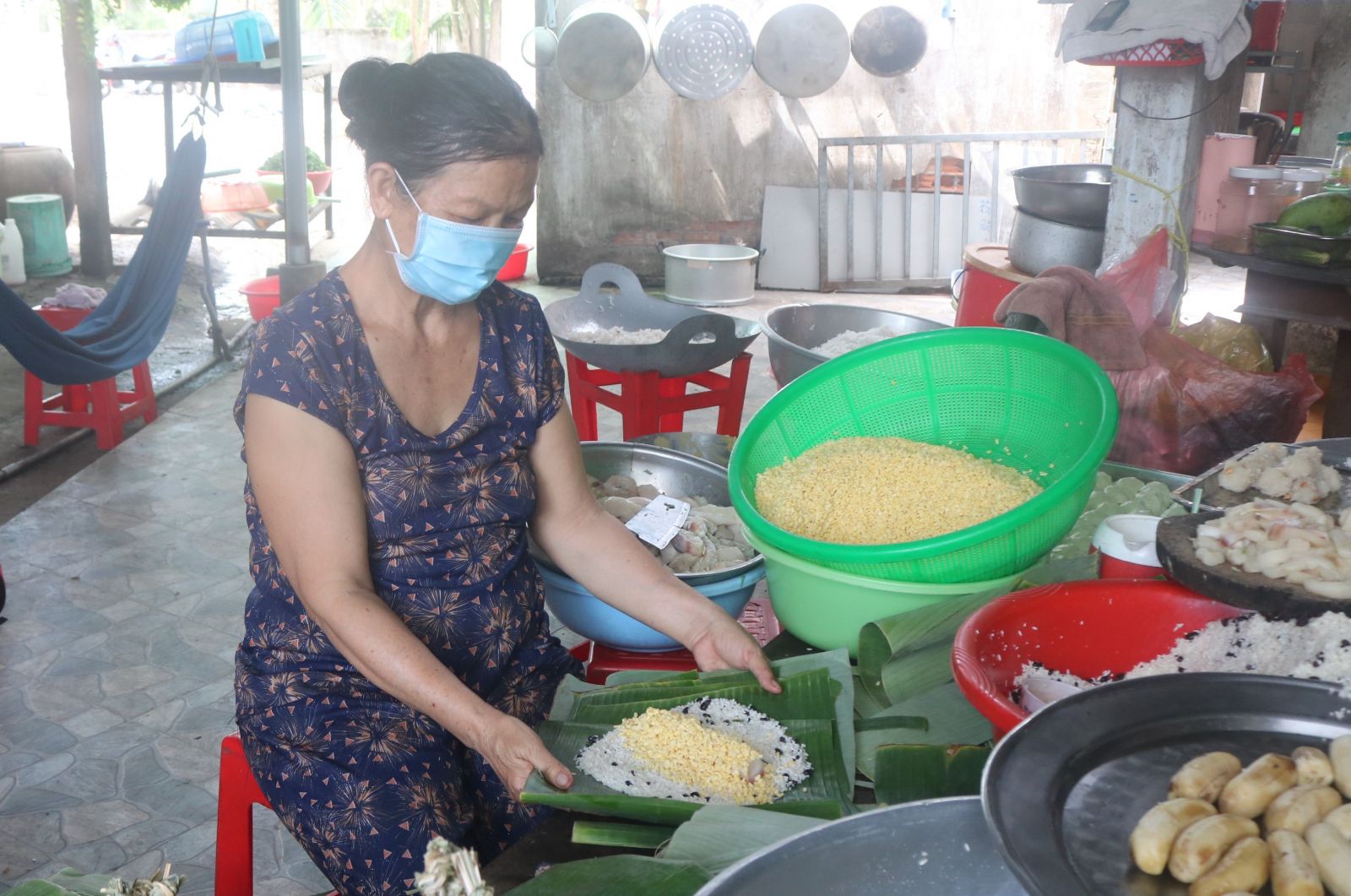 Mỗi đòn bánh là cả sự kỳ công cùng tâm tư, tình cảm của người gói đặt vào