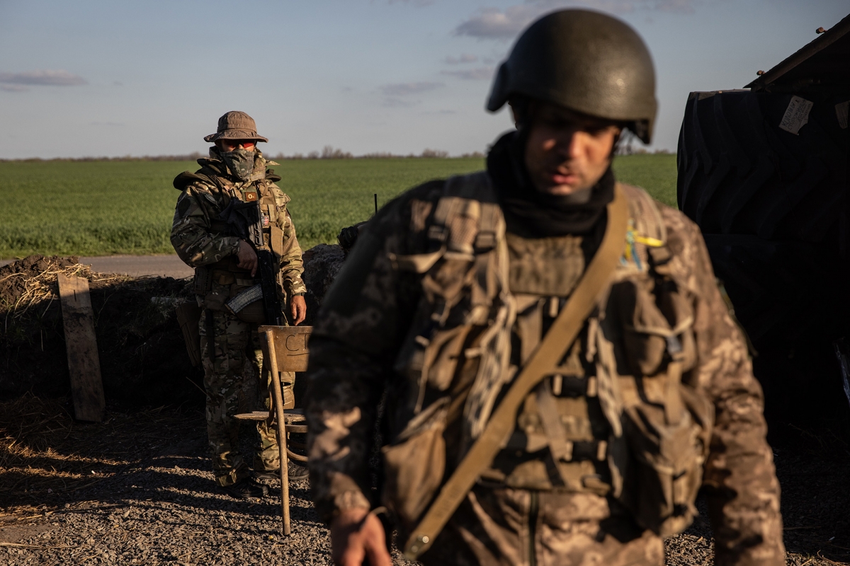 Các binh sỹ của quân đội Ukraine bảo vệ một cứ điểm tại vùng Zaporizhia, Ukraine. Ảnh: Getty.