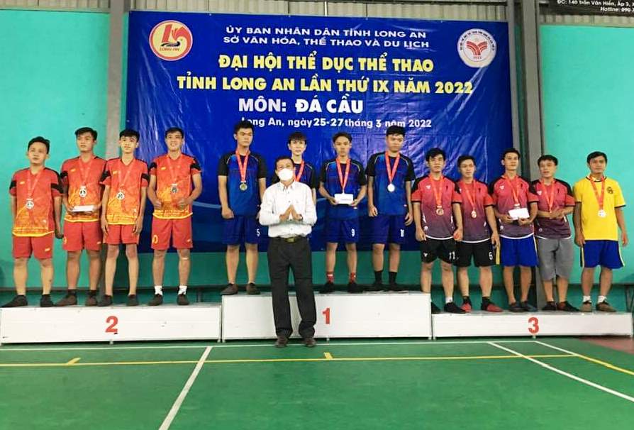 Phó Giám đốc Sở Văn hóa - Thể thao và Du lịch - Nguyễn Hoàng Công trao huy chương cho các vận động viên