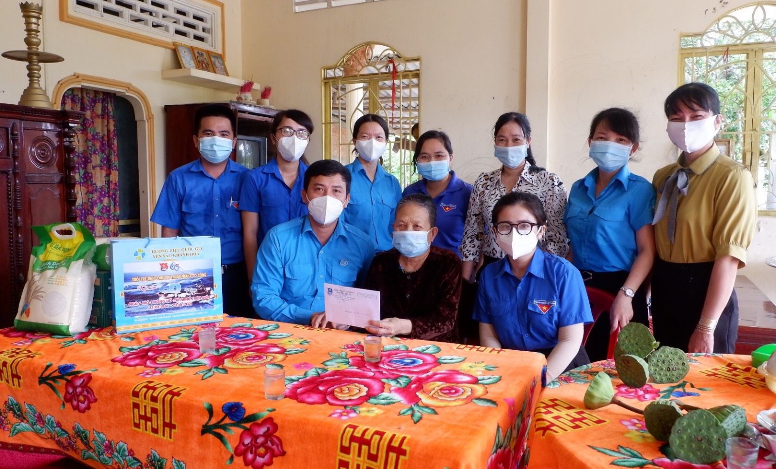 Đoàn viên, thanh niên đến thăm, tặng quà Mẹ Việt Nam Anh hùng Nguyễn Thị Nhung