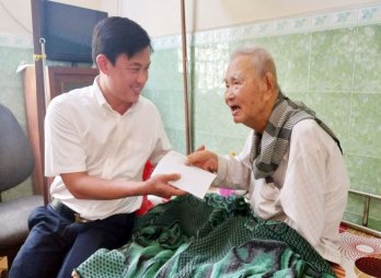 Chủ tịch UBND TP.Tân An thăm Mẹ Việt Nam Anh hùng và Anh hùng Lực lượng vũ trang nhân dân